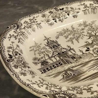 Serving platter with chinese decorations